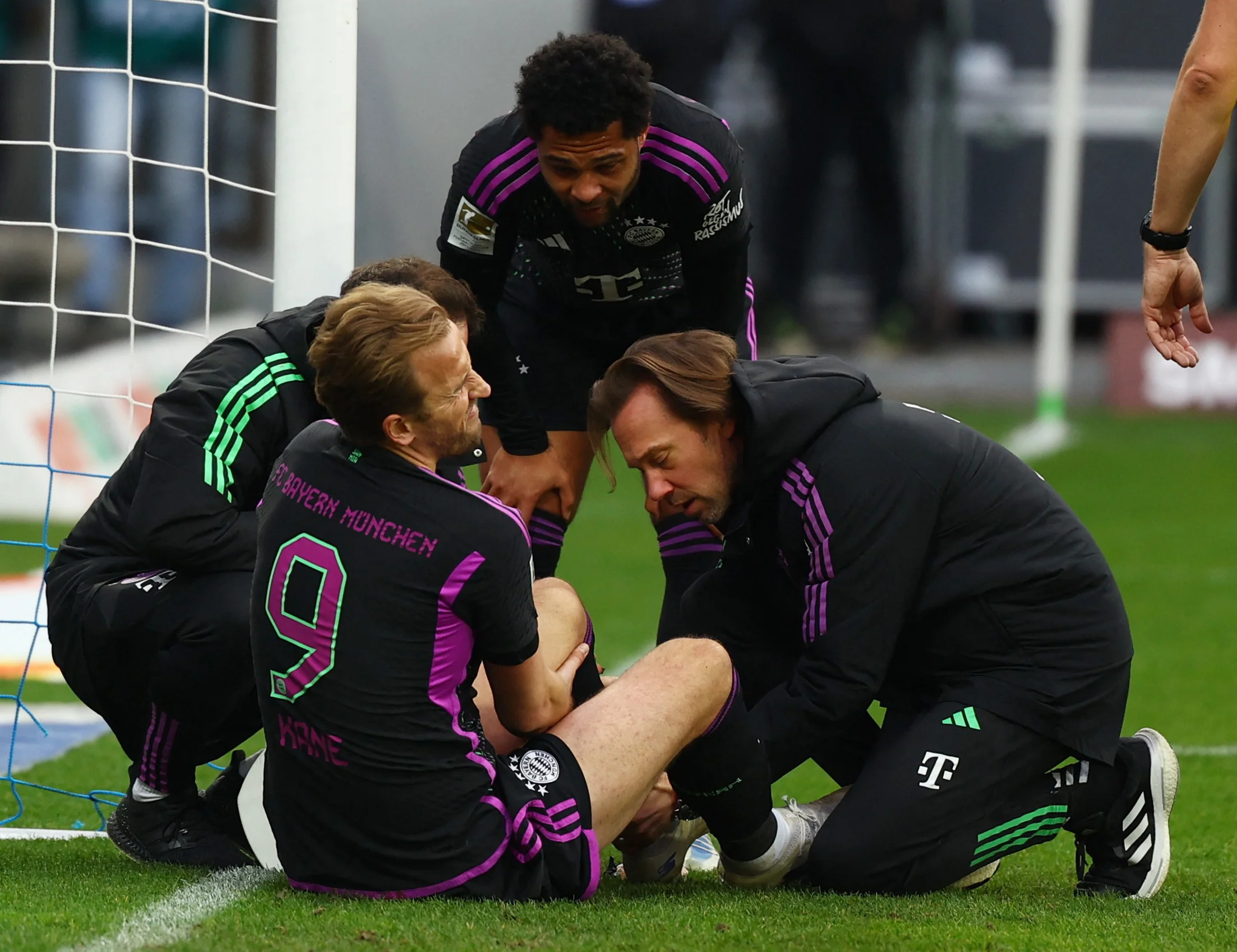Bayern striker Kane travels to England camp for treatment on injured ankle