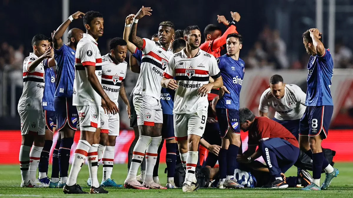 Juan Izquierdo collapses on the pitch against Sao Paulo