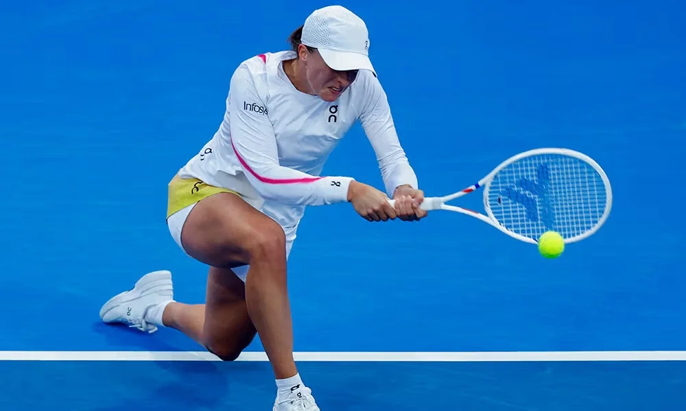 Swiatek dominates Sakkari to advance in Qatar
