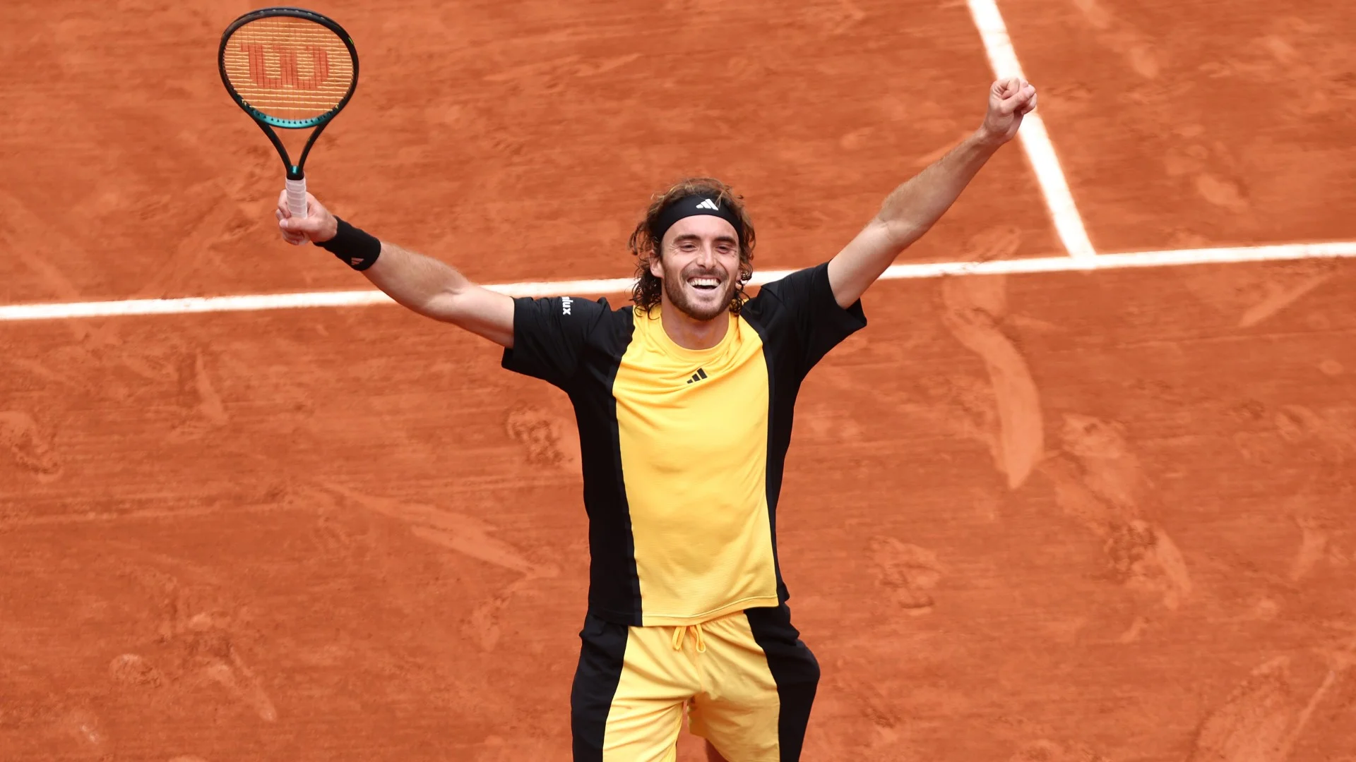 Tsitsipas defeats Arnaldi to reach French Open quarter-finals