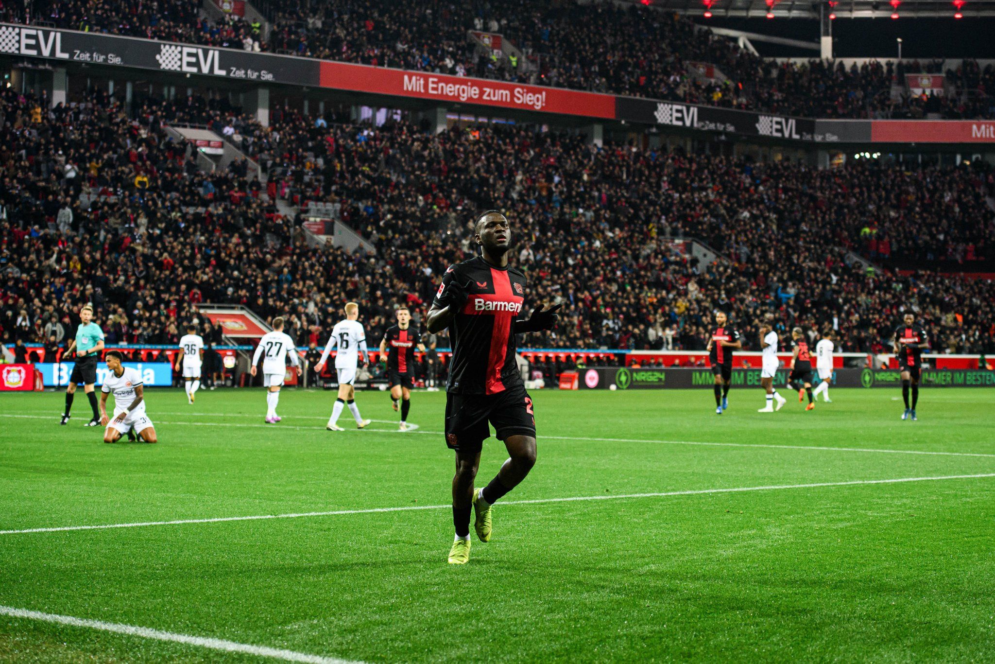 Bayer Leverkusen 3-0 Eintracht Frankfurt: Leverkusen cruise past visitors to stay four points clear at the top