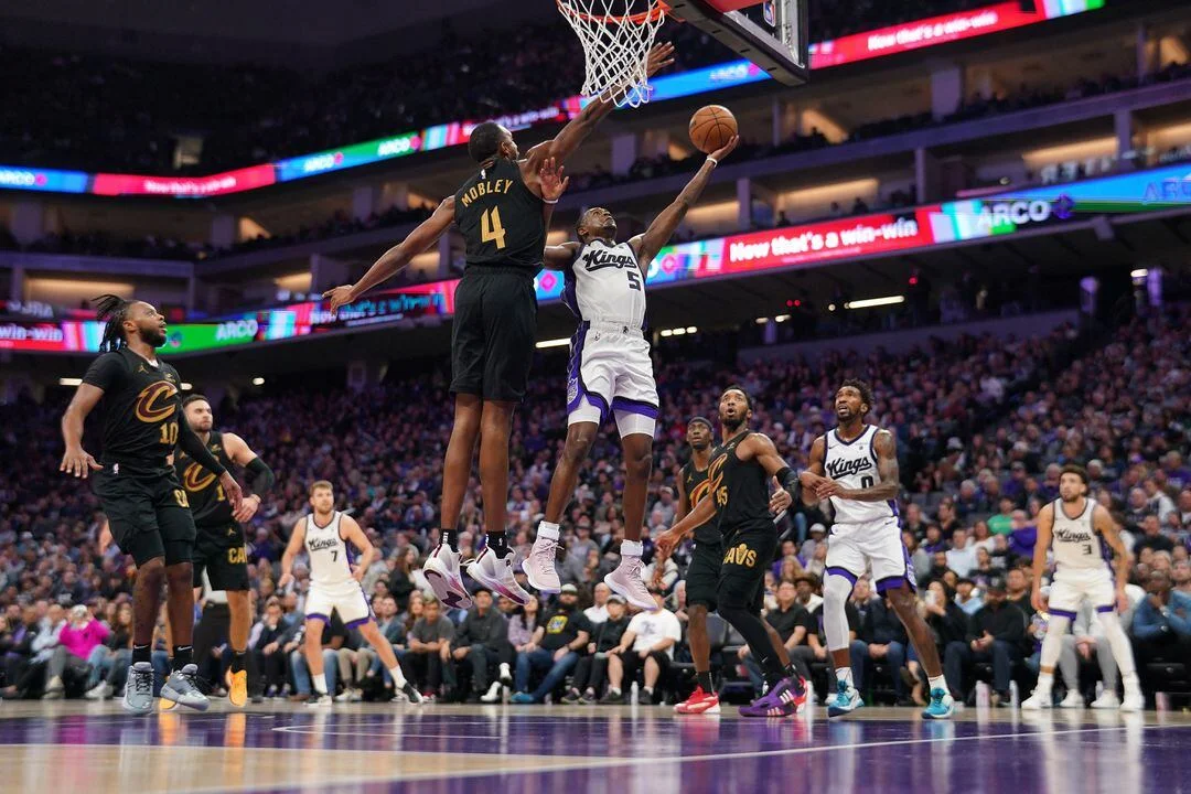 De'Aaron Fox's return powers the Kings to a 132-120 win over the Cavs as Mike Brown earns his 400th win