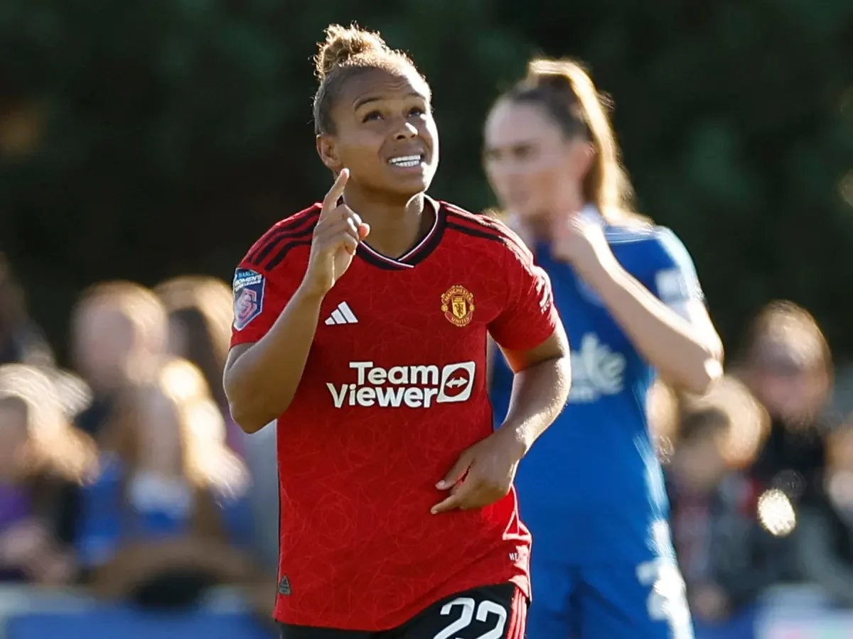 WSL: Nikita Parris reminds Lionesses of her talents in comfortable WSL win as Mary Earps and co recover from Champions League heartbreak.