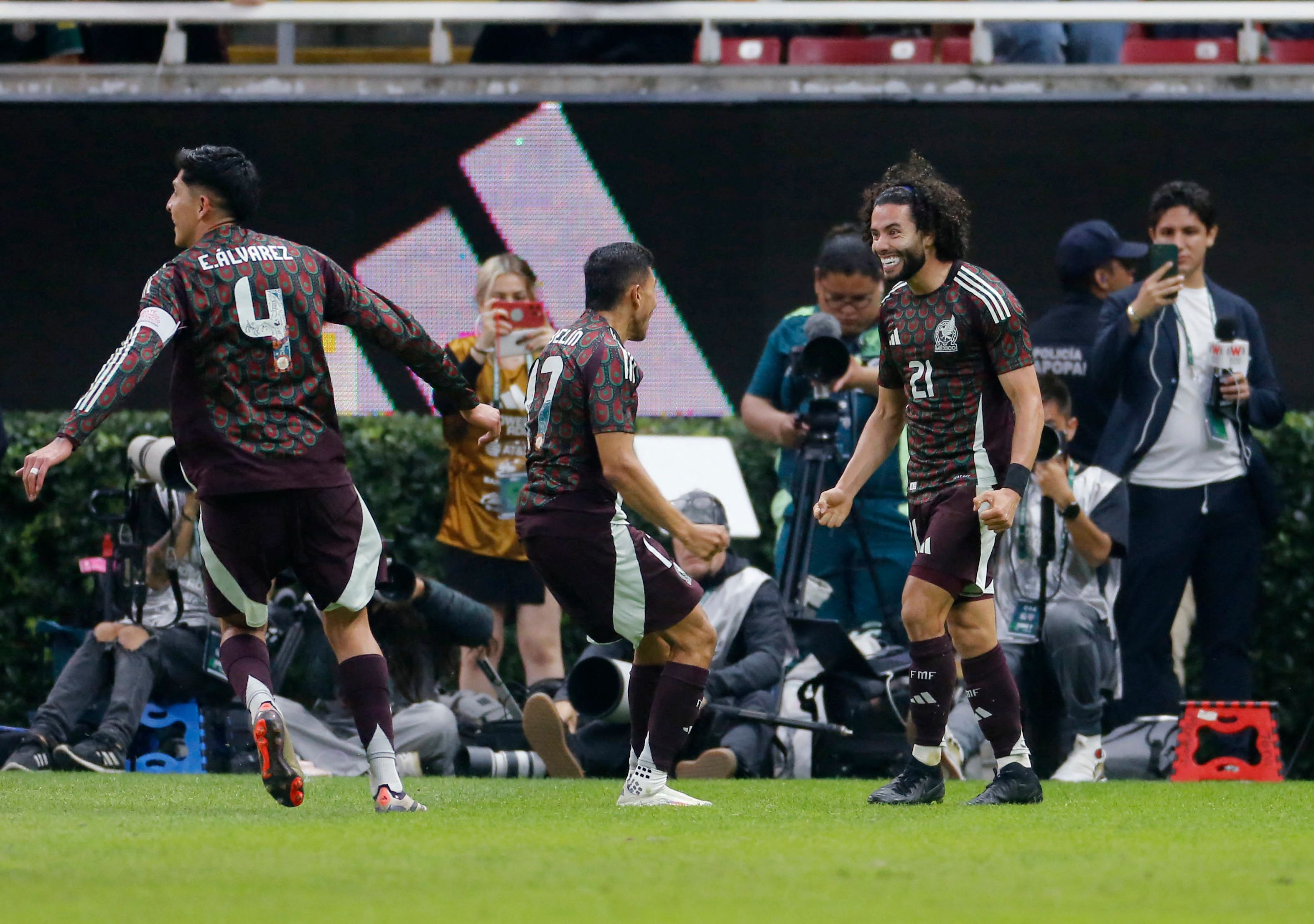  Mexico snapped its seven-game winless streak against the U.S. with a 2-0 victory, thanks to goals from Jiménez and Huerta