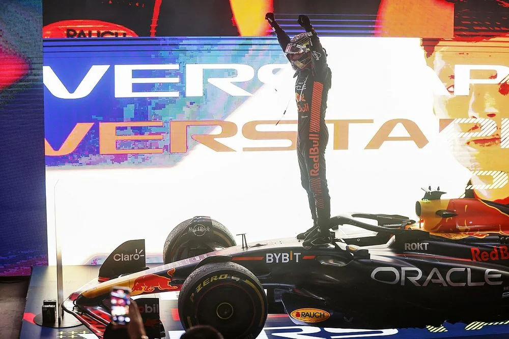 Verstappen completes his title weekend with a victory in Qatar.