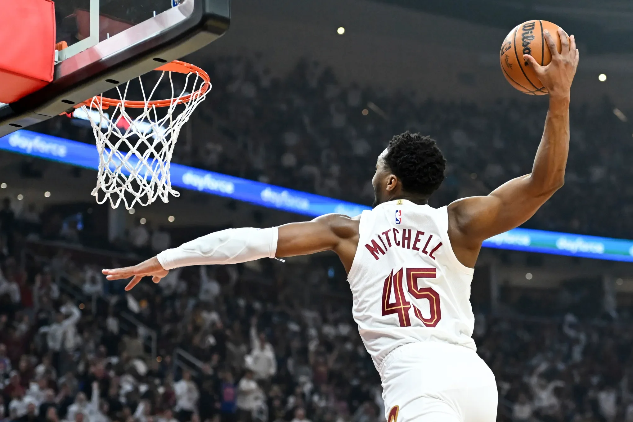 Donovan Mitchell helps Cavaliers outclass Magic in opener