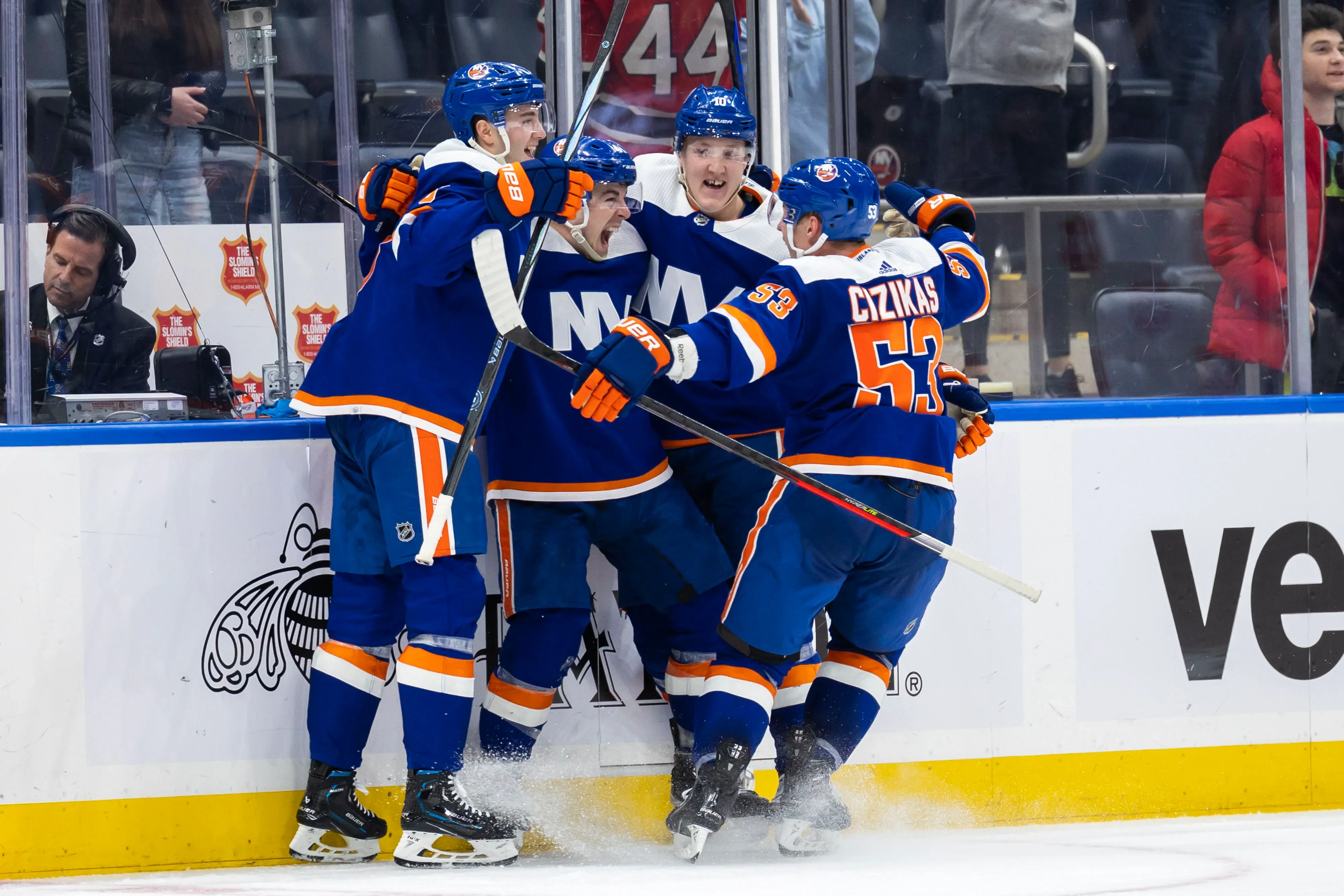 NHL roundup: Islanders hand Kings their first away loss of the season
