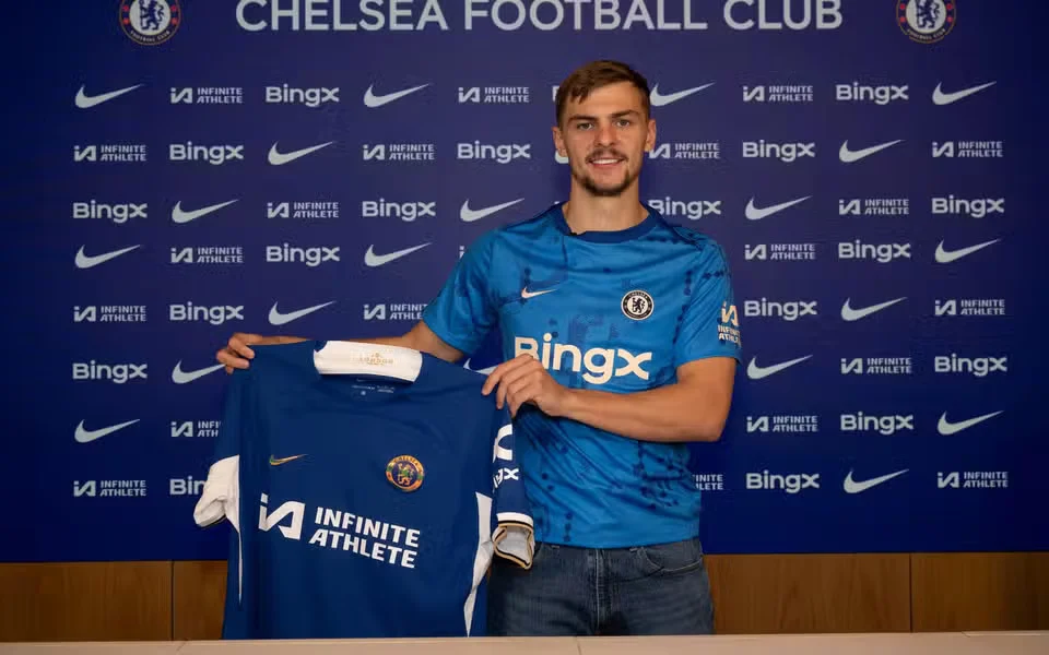 Chelsea sign Leicester midfielder Dewsbury-Hall