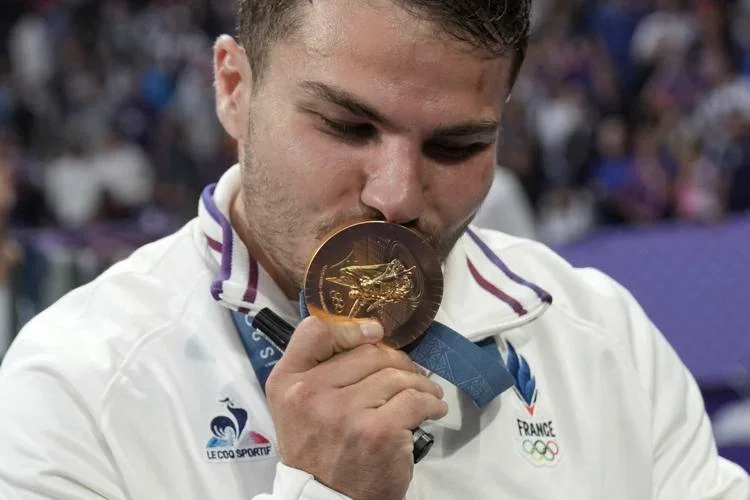 Dupont leads France to first gold of Olympics with rugby win over Fiji