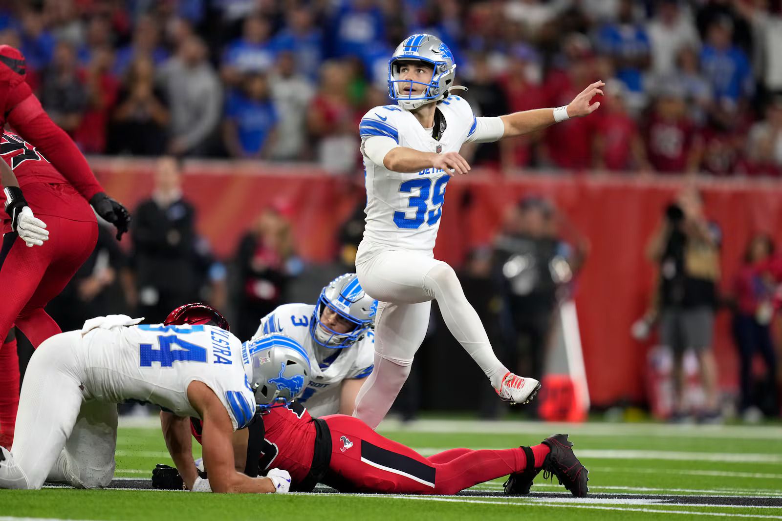 Jake Bates’ 52-yard field goal lifts the Lions to a 26-23 win over the Texans despite Goff’s five interceptions