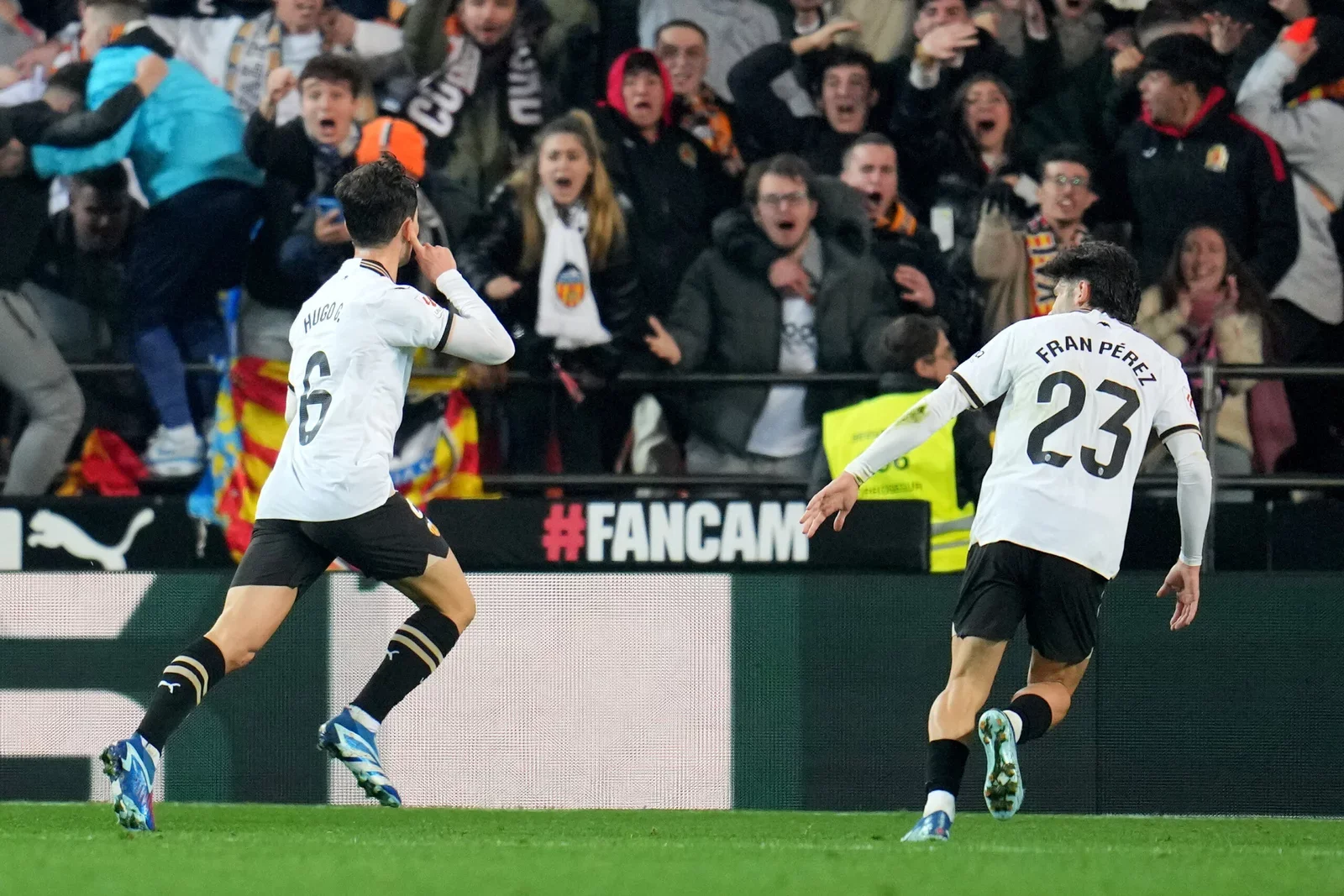 Valencia 1-1 Barcelona: Guillamon equaliser sees Champions drop more points in title race