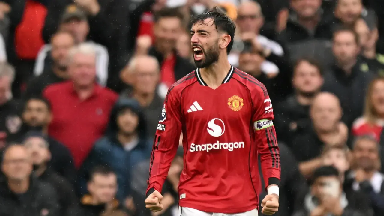Fernandes penalty rescues Man United as Chelsea go top in Premier League