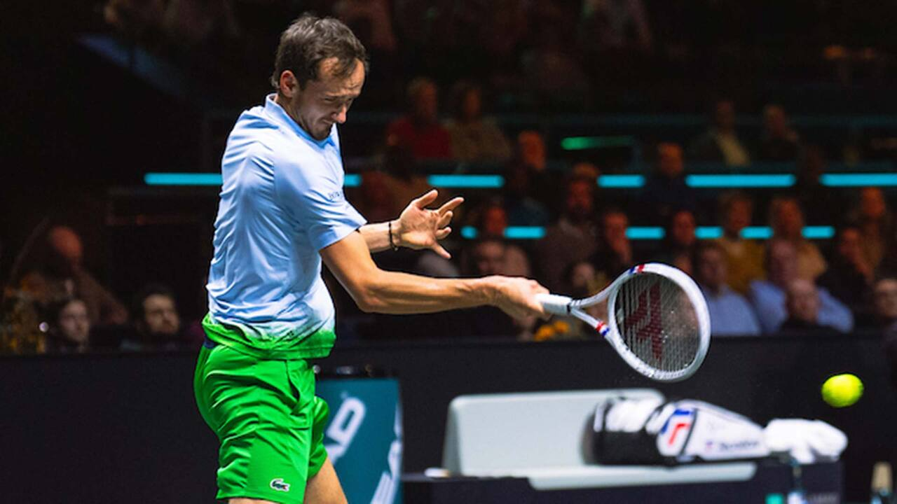 Medvedev holds off Wawrinka's vintage performance in Rotterdam showdown of former champions