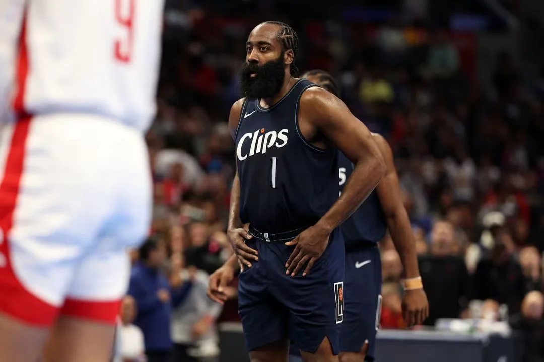 James Harden scores the game-winning basket against the Rockets to give the Clippers their first victory in the Harden era.