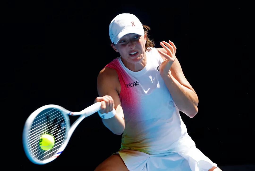 Iga Swiatek advances to Australian Open second round after gritty win over Katerina Siniakova