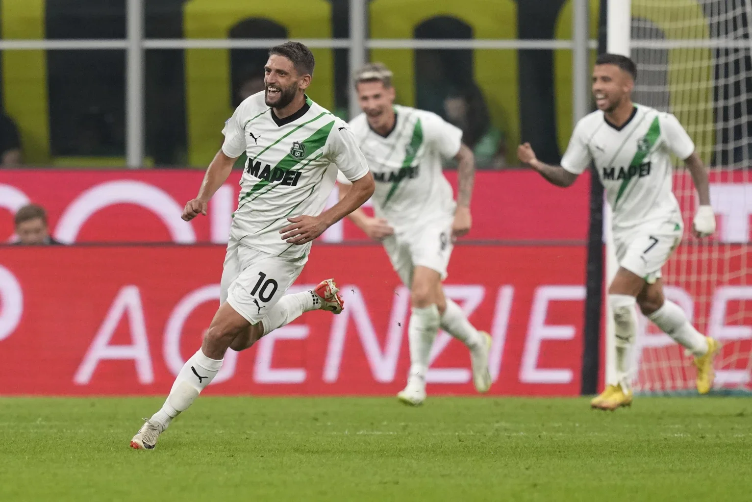 Inter Milan's Perfect Start Ends with 2-1 Loss to Sassuolo; AC Milan Ties for Top Spot