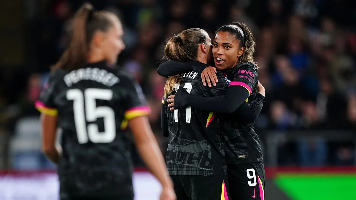 WSL: Chelsea go top of WSL with a 7-0 thumping of Crystal Palace