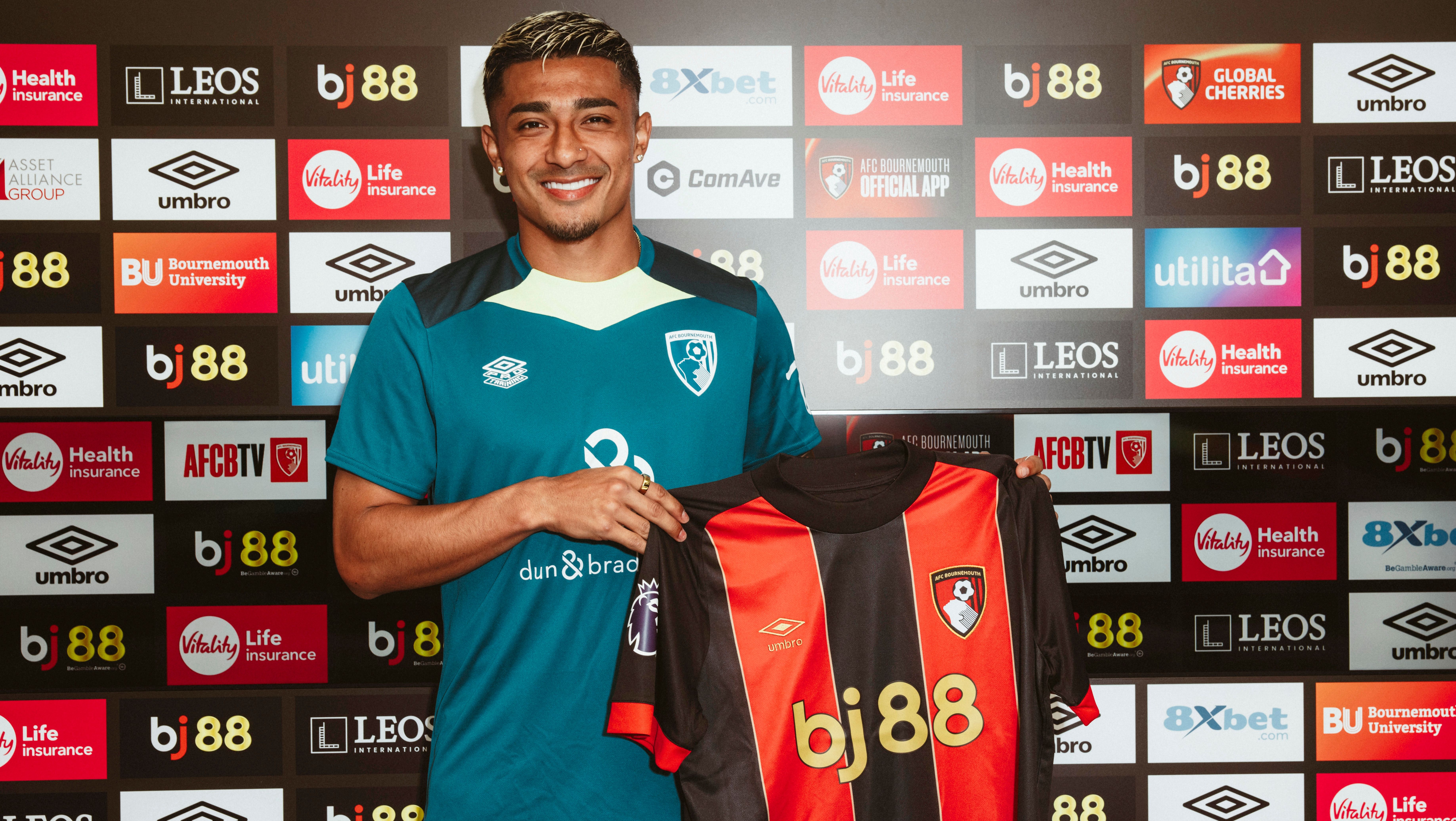 Bournemouth sign Mexico defender Julian Araujo from Barcelona