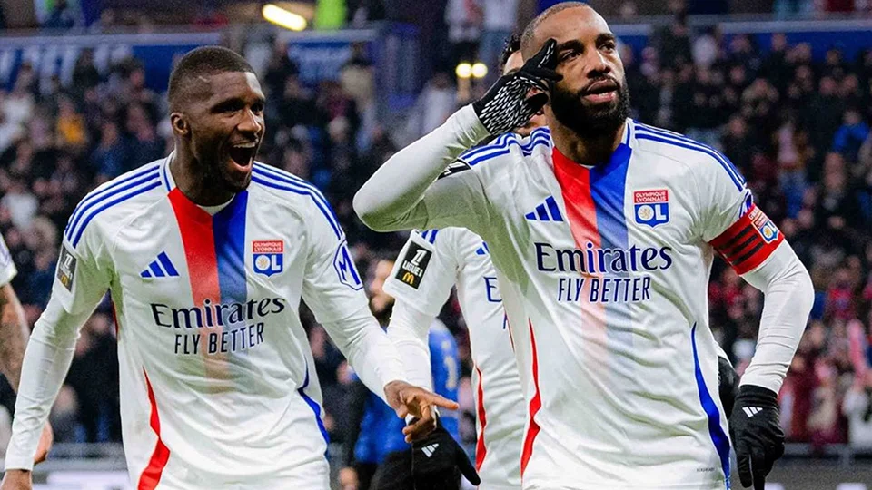 Olympique Lyonnais 4-1 OGC Nice: Lacazette nets hat-trick as Lyon defeat Nice in dominant fashion