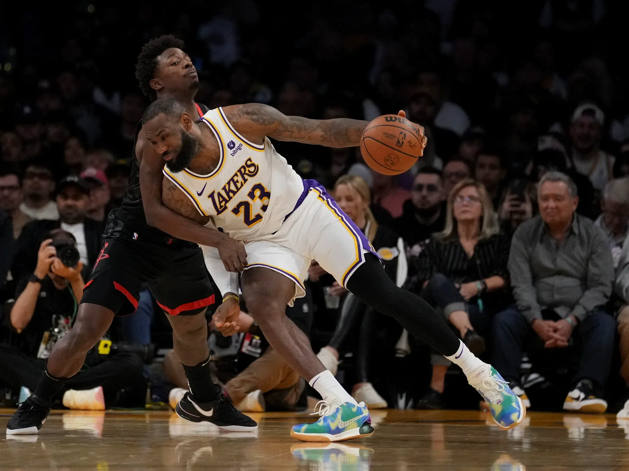 Lakers hold off the Houston Rockets 105-104