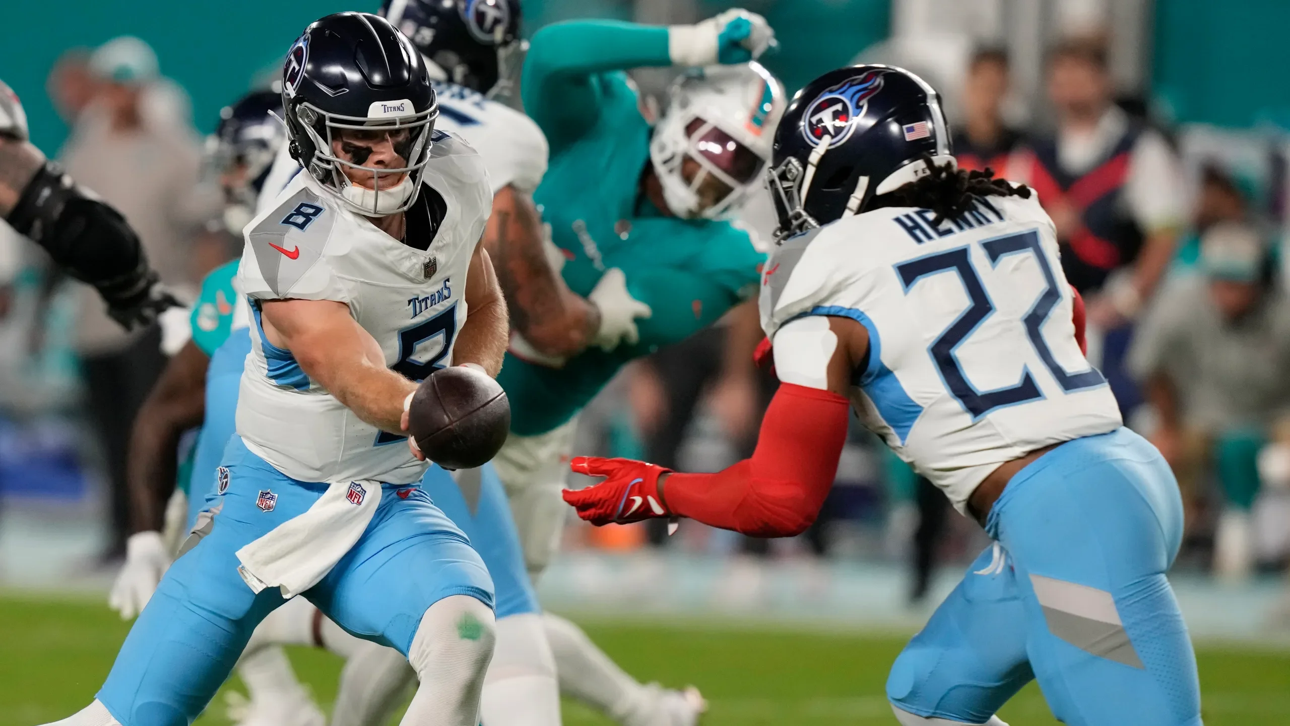 Titans rally from late 14-point deficit to stun Dolphins 28-27