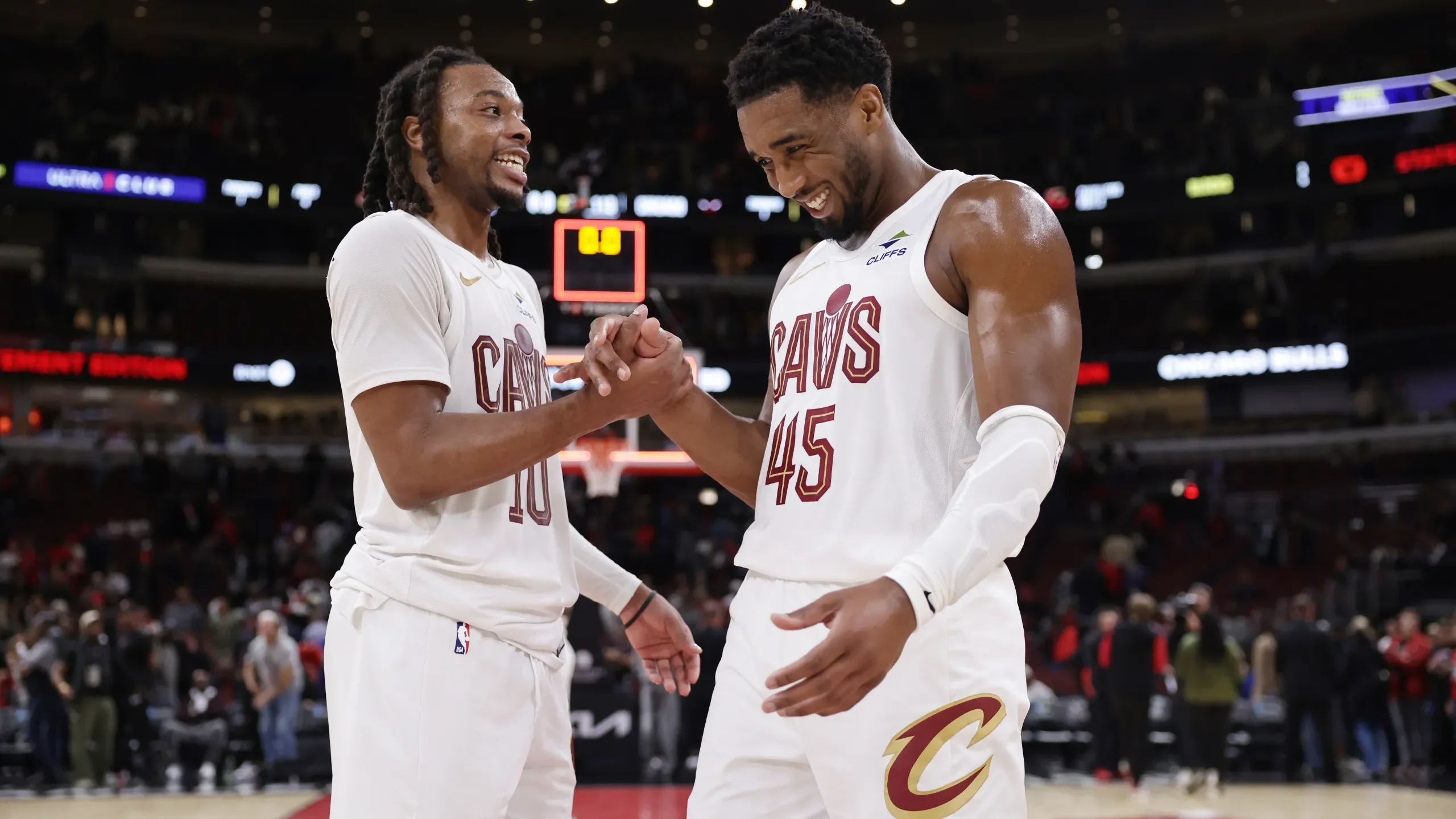 NBA roundup: Cavaliers stay unbeaten, Spurs ease past Kings in commanding win