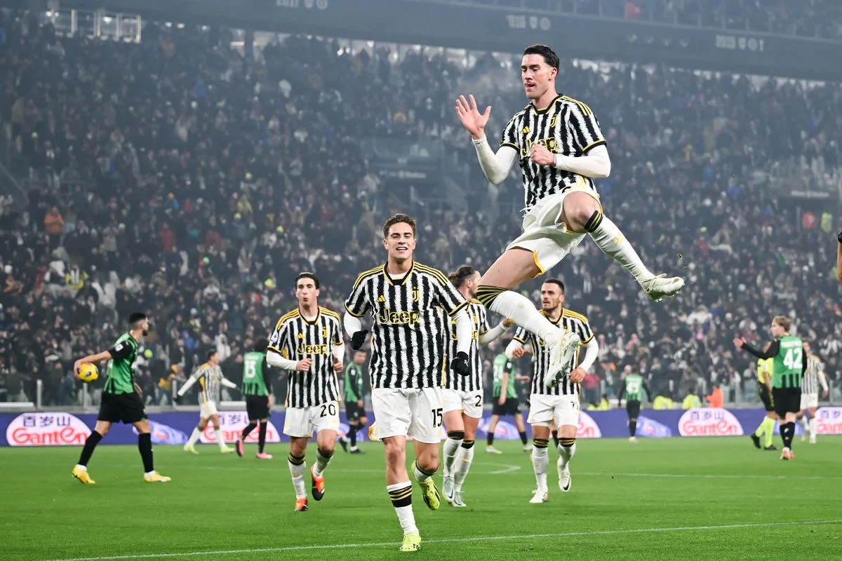 Juventus 3-0 Sassuolo: Vlahovic double sees Juve defeat visitors and keep pace with Inter at the top of the table