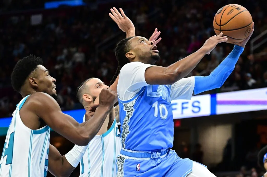 NBA Roundup: Cavaliers extend winning start to 15-0, Timberwolves edge Suns