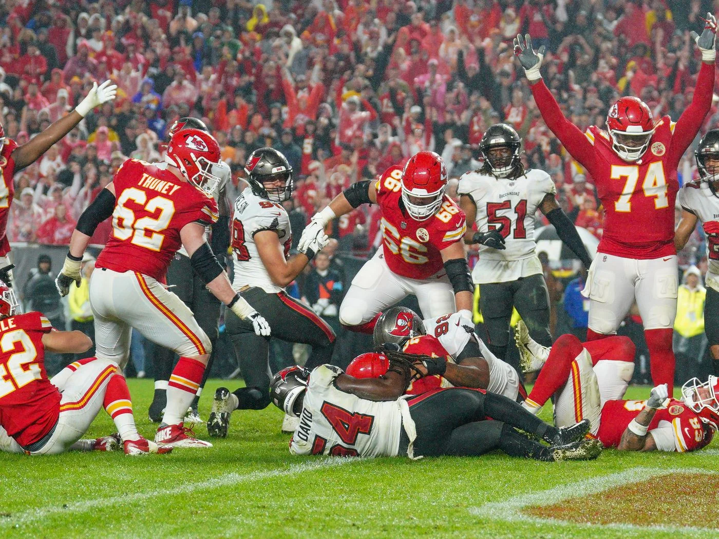 Kansas City Chiefs beat Bucs in overtime to stay perfect