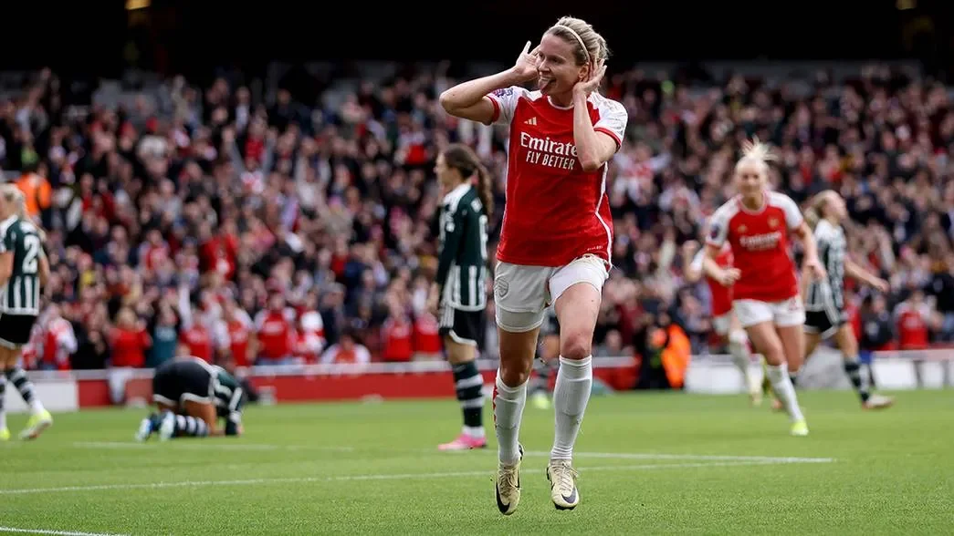 WSL: Arsenal cruise past Manchester United in record crowd to close in on league leaders