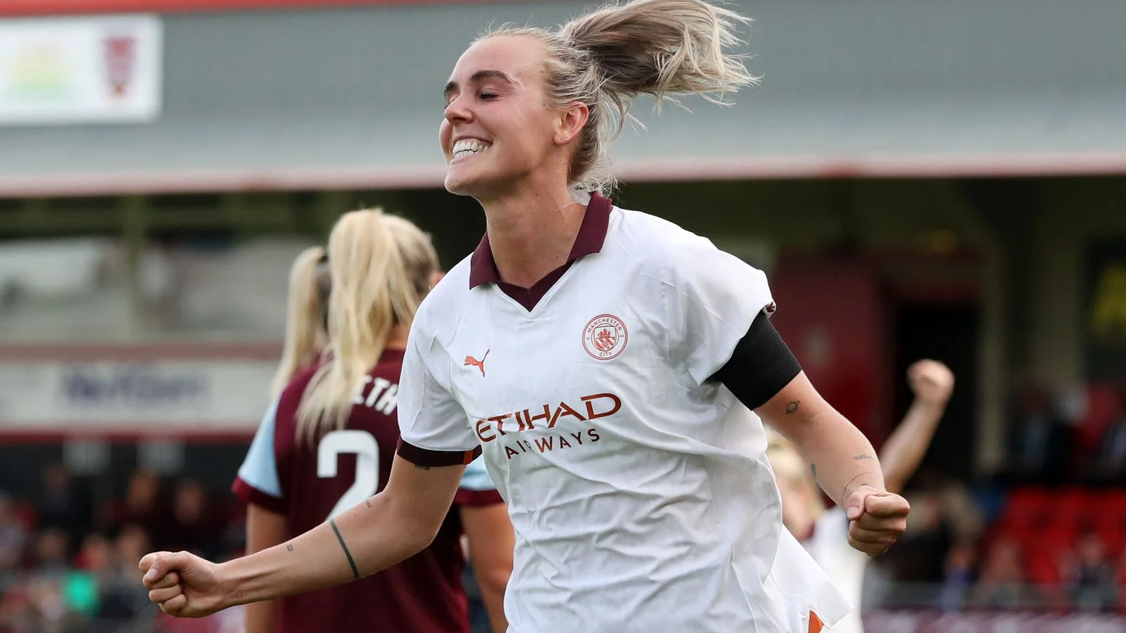 WSL: Jill Roord shines as 10-women City cruises past West Ham.