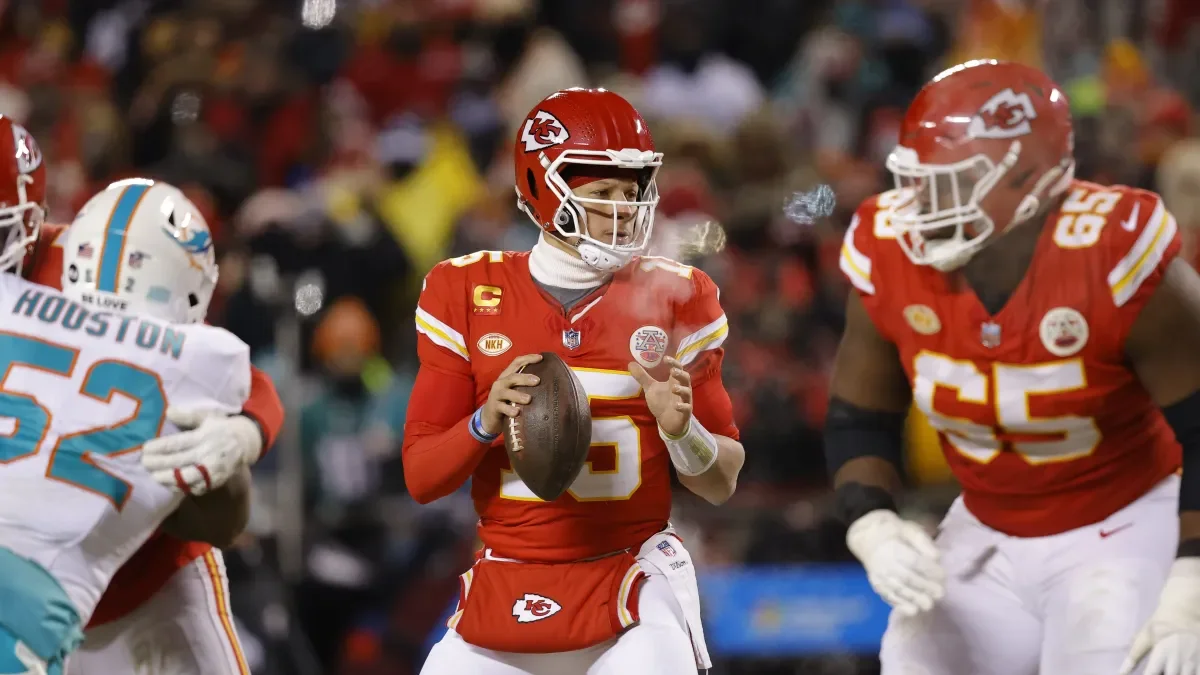 Mahomes, Chiefs defeat Dolphins 26-7 in frigid conditions to advance to the divisional round