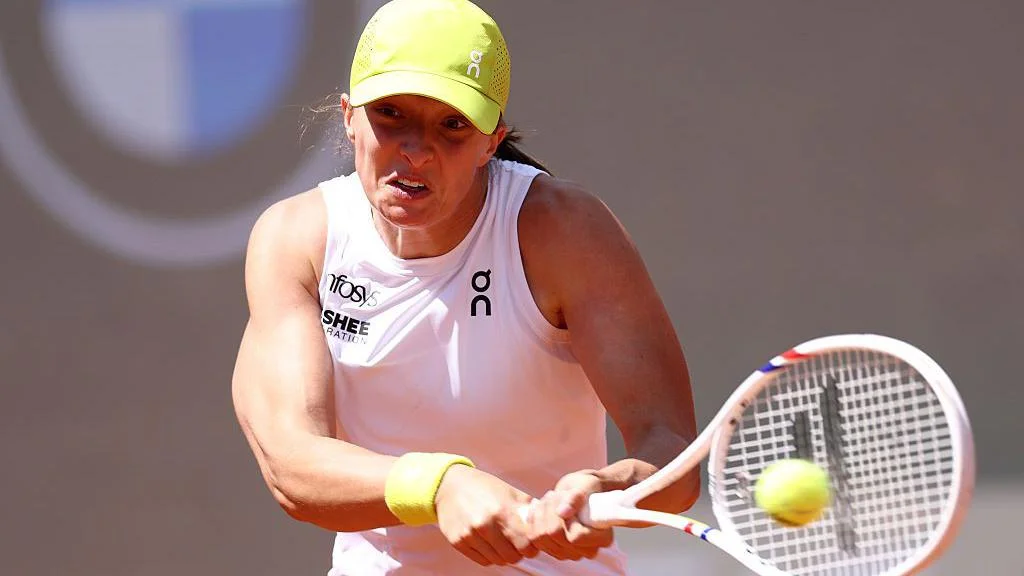Swiatek begins Italian Open title defense with dominant win over Cocciaretto