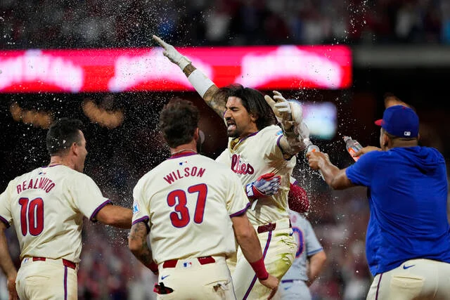 Castellanos secures Game 2 for the Phillies with a 9th-inning single, defeating the Mets 7-6