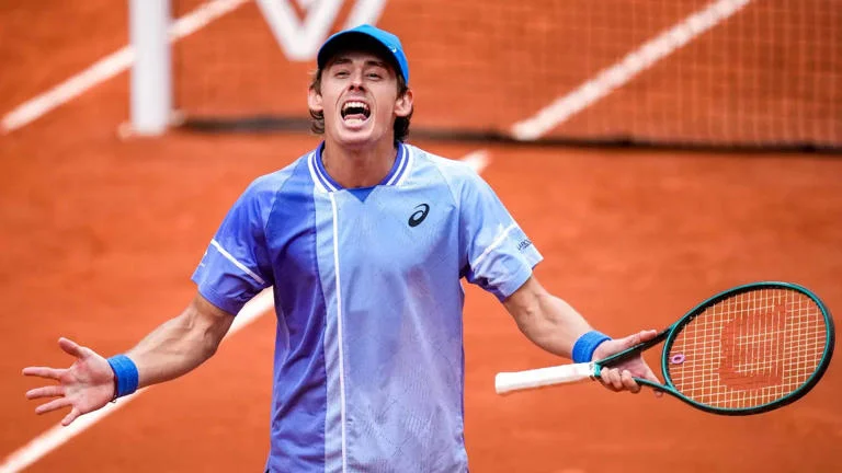 De Minaur stuns Medvedev to reach French Open quarterfinals