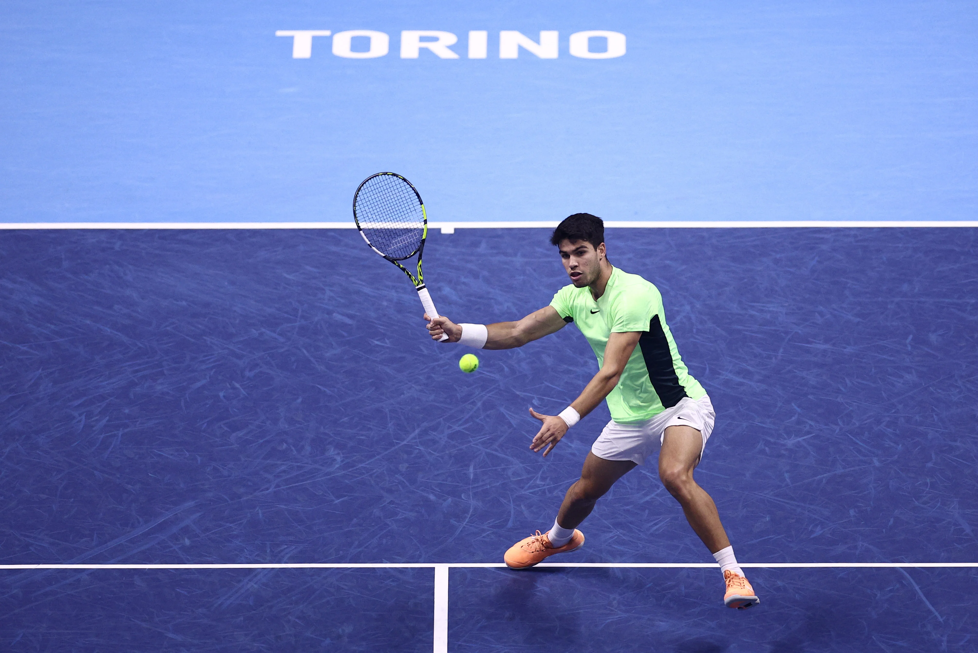 Alcaraz defeats Medvedev to set up semi-final clash with Djokovic