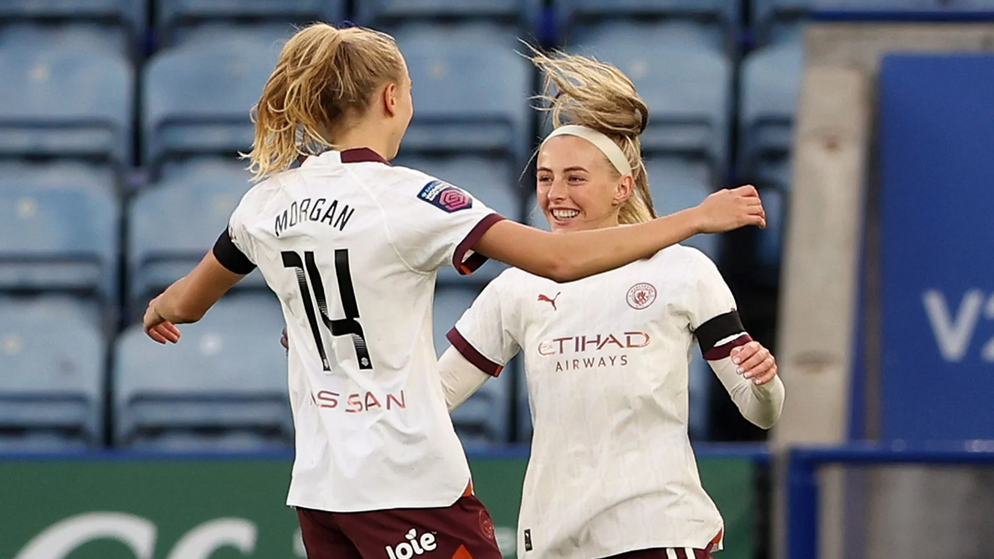 WSL: Chloe Kelly scores to propel Manchester City to the top of the table