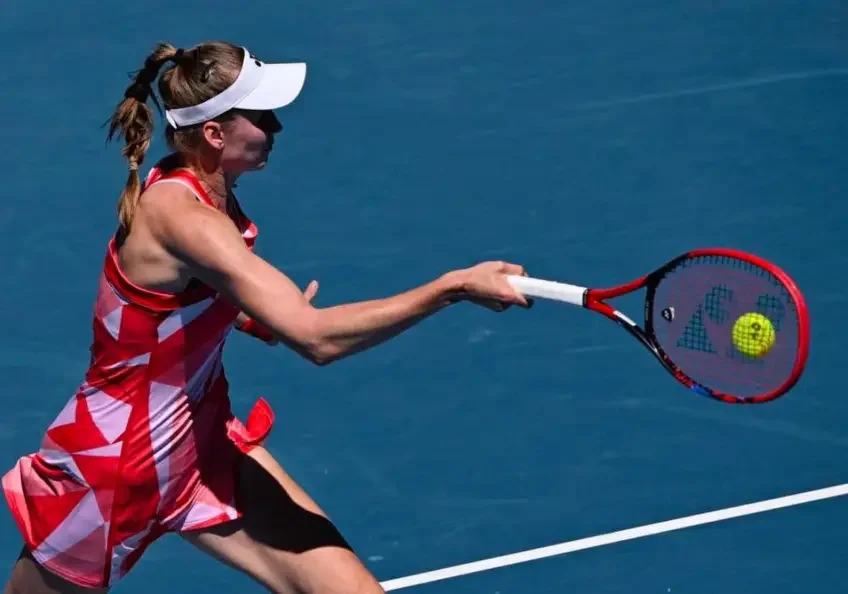 Elena Rybakina kickstarts her Australian Open campaign in dominant fashion against Aussie teen Emerson Jones