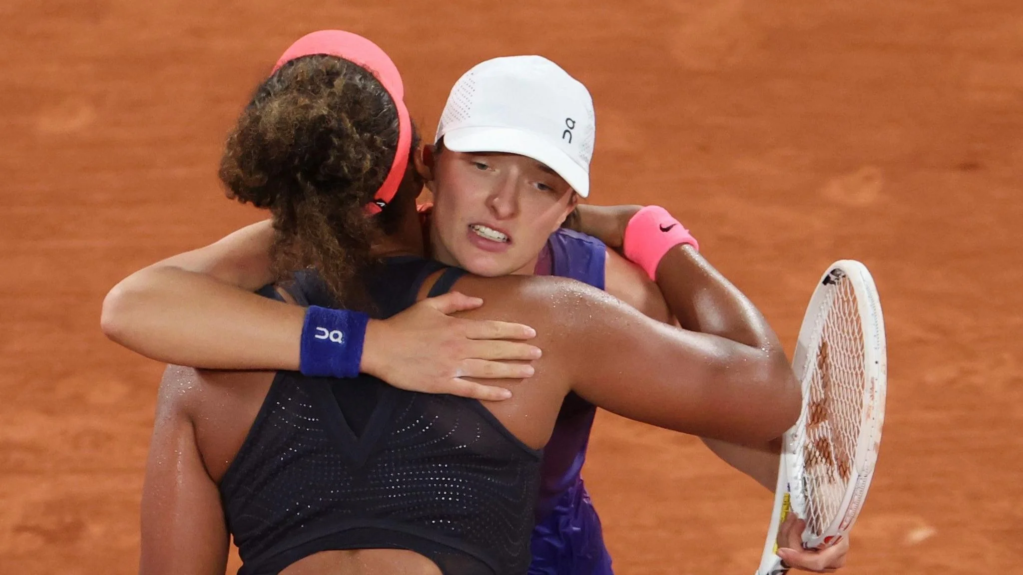 Swiatek survives almighty scare to defeat Osaka in three-set thriller as French Open fans come under fire