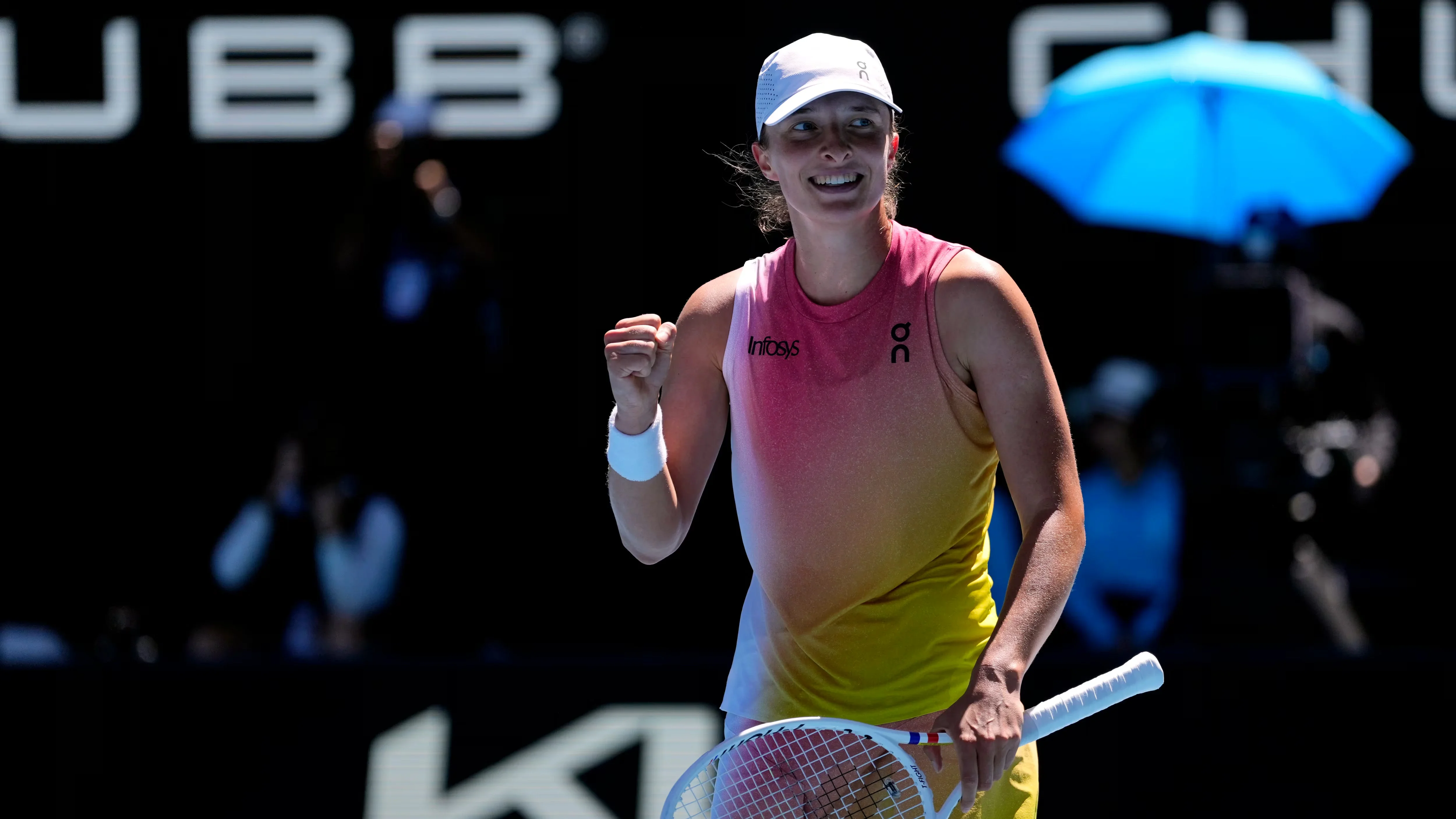  Iga Swiatek powers into Australian Open semi-finals with dominant display