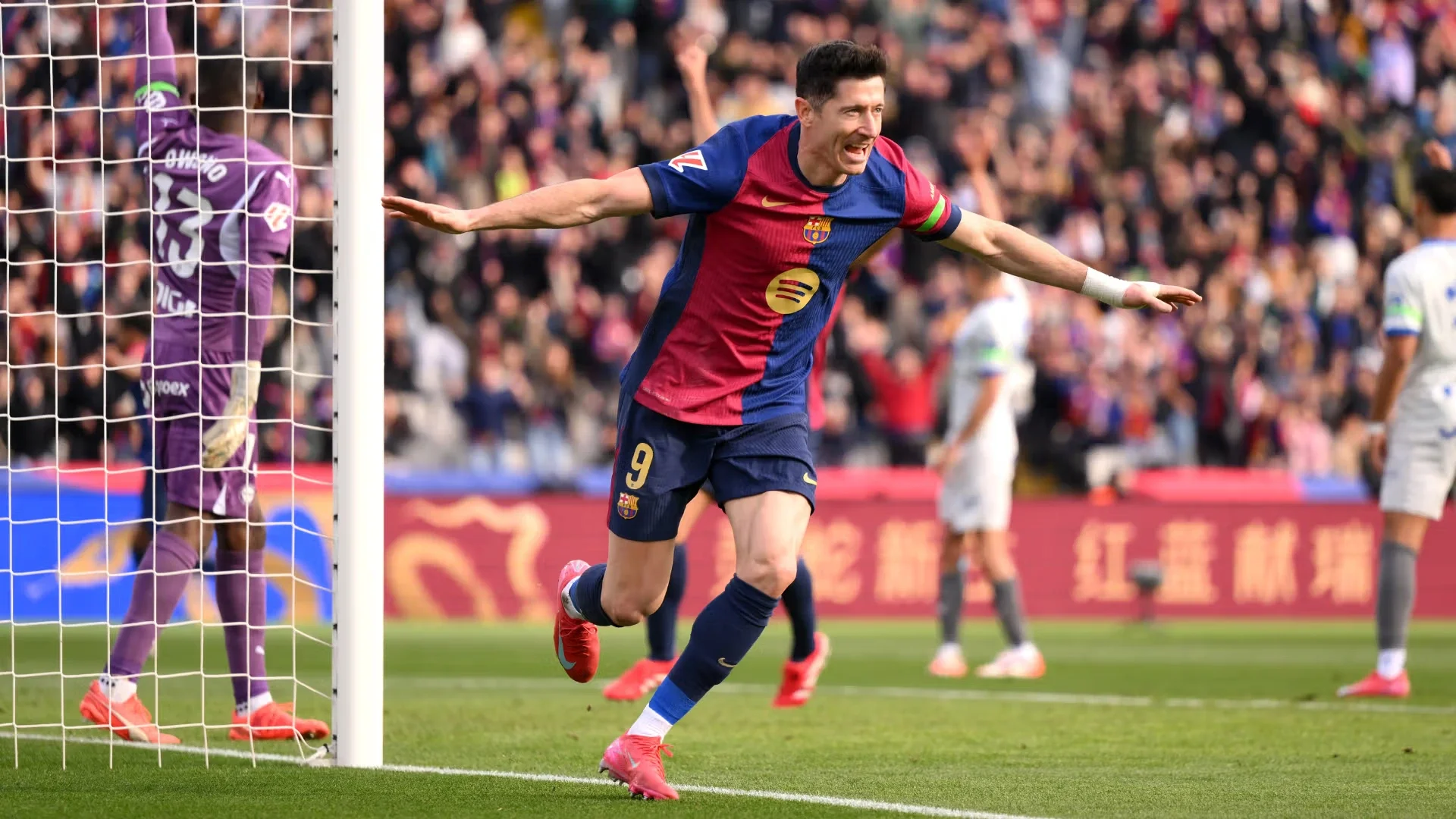 Barcelona 1-0 Deportivo Alaves: Lewandowski fires Barca to narrow win over Alaves