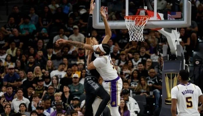 NBA roundup: Davis and James shine in Lakers' victory, Cavaliers extend win streak