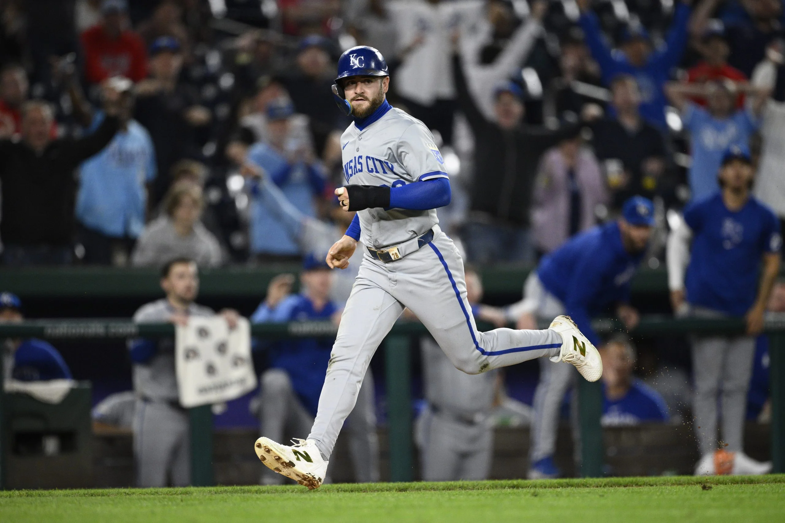 Royals take advantage of a 10th-inning error to beat Nationals 1-0 and hold onto 2nd AL wild card spot