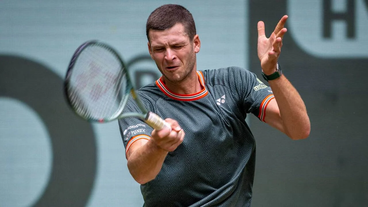 Hurkacz defeats Zverev to set up Halle final against Sinner