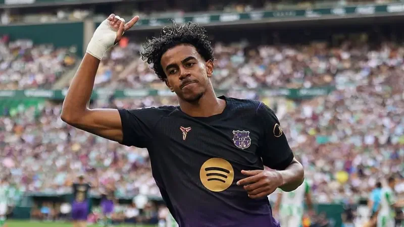 Barcelona sweep past Real Betis to stay five points clear