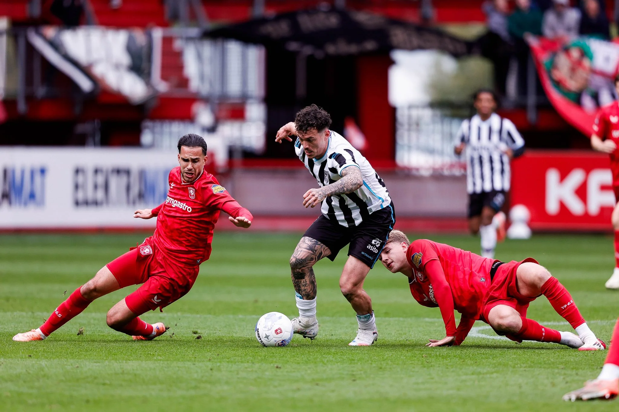 Eredivisie Round-Up: Feyenoord stay top as AZ, Twente secure crucial wins