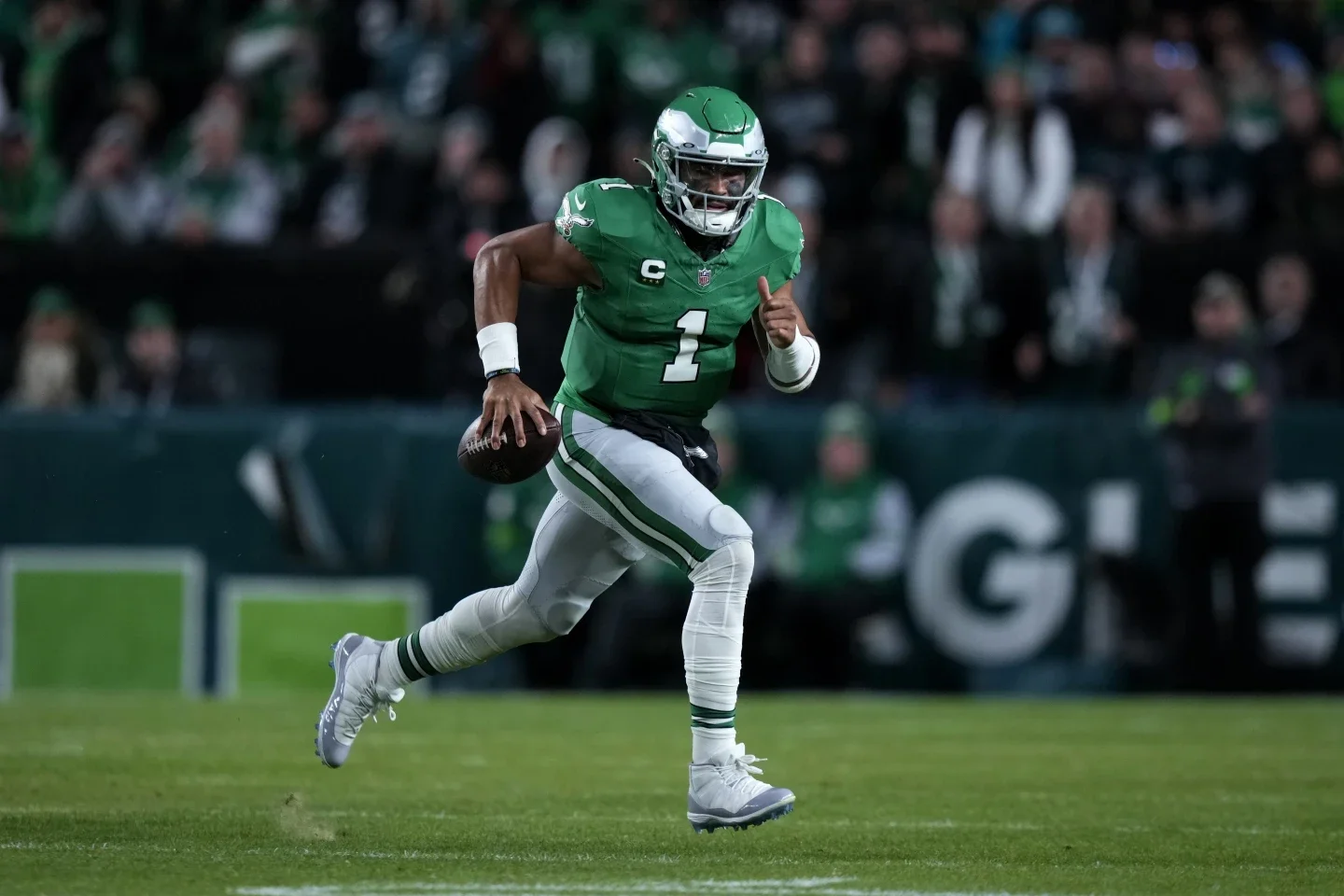Jalen Hurts Overcomes Injury Concerns, Leads Eagles to Impressive 31-17 Victory Over Dolphins