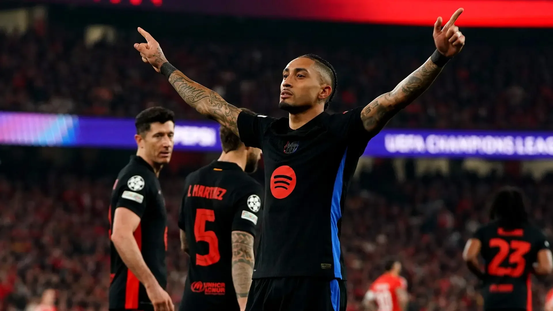 Benfica 0-1 Barcelona: Raphinha's strike and Szczesny's heroics earn 10-man Barca victory at Benfica
