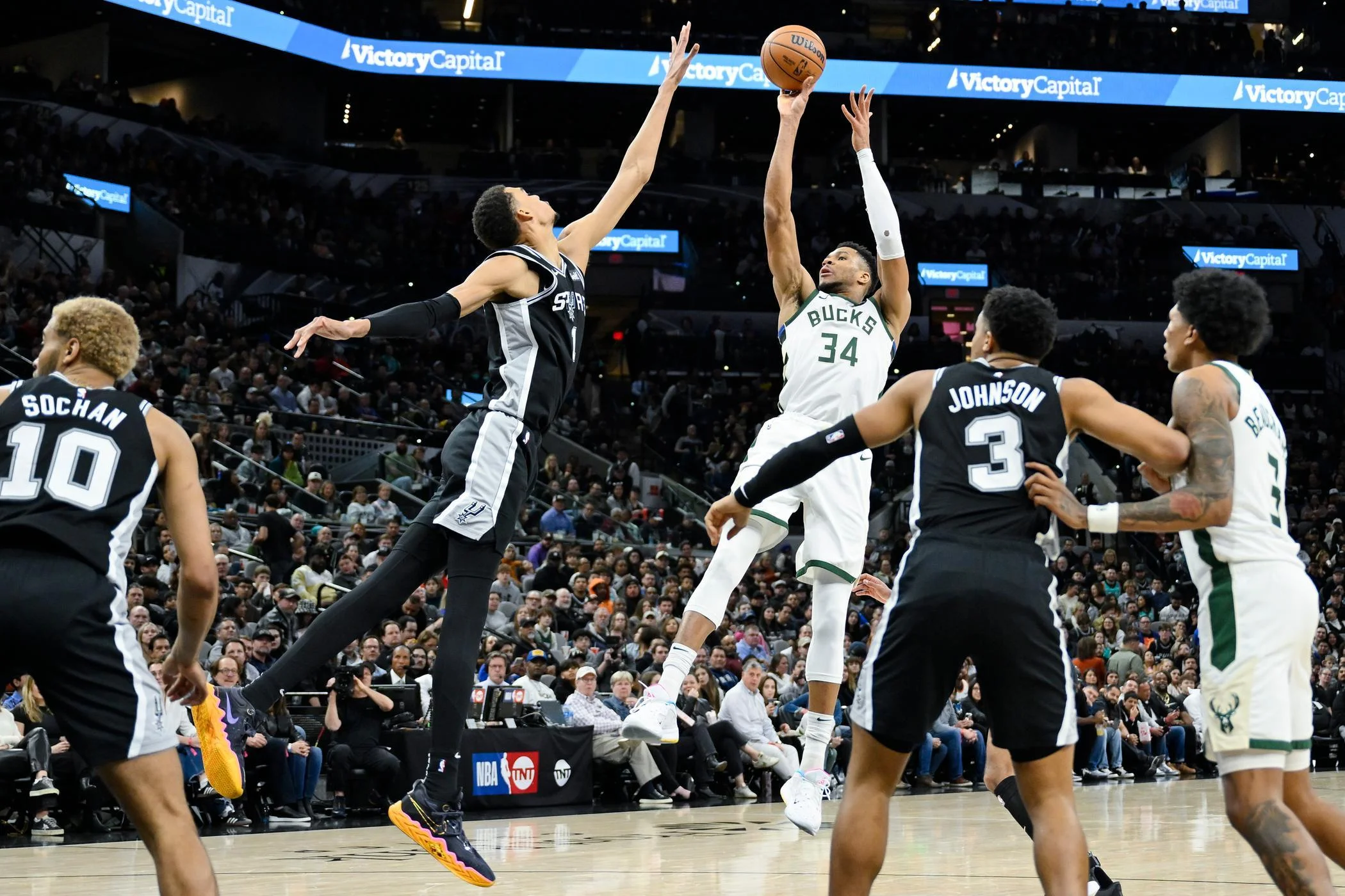 NBA roundup: Antetokounmpo leads Bucks over Spurs as Nuggets down Warriors