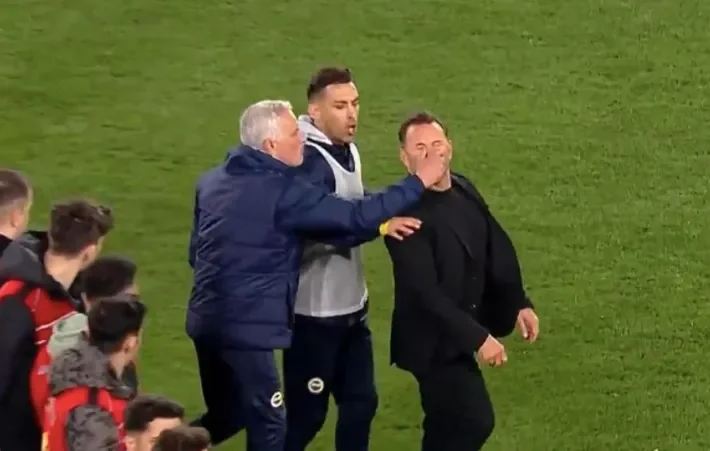 Jose Mourinho appears to grab Galatasaray manager Okan Buruk after Turkish Cup loss